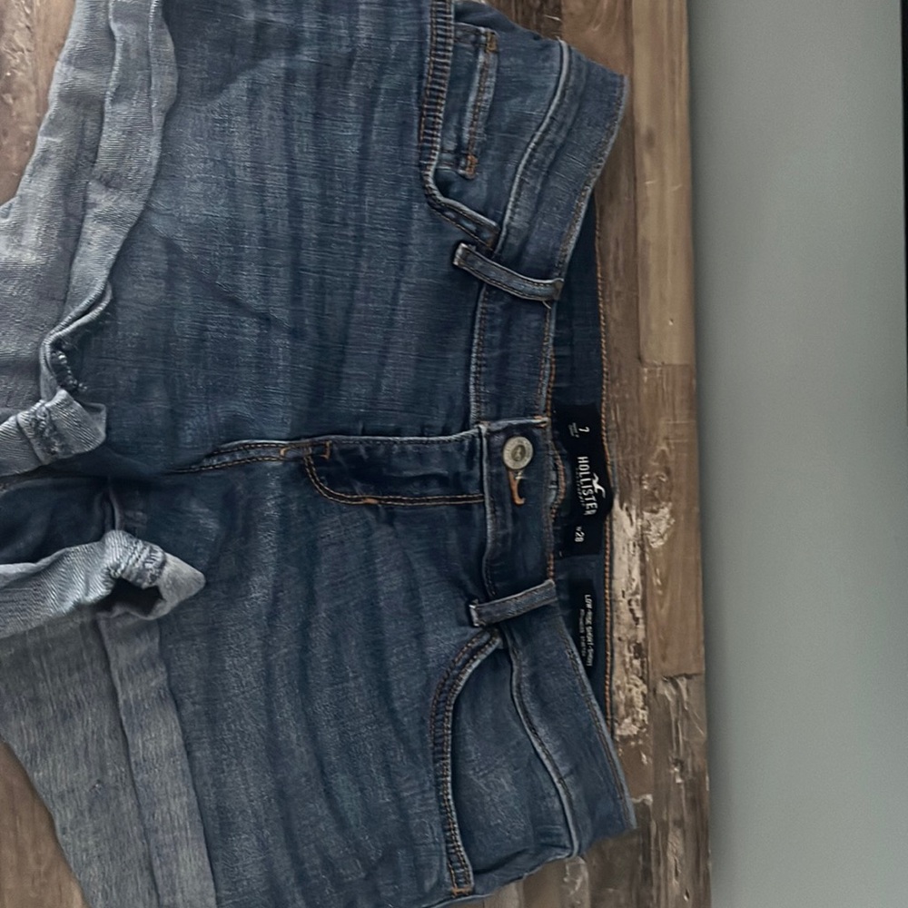 Hollister size 7 low rise, short shorts, advance stretch
